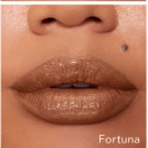 Buxom lip plumping polish in Fortuna